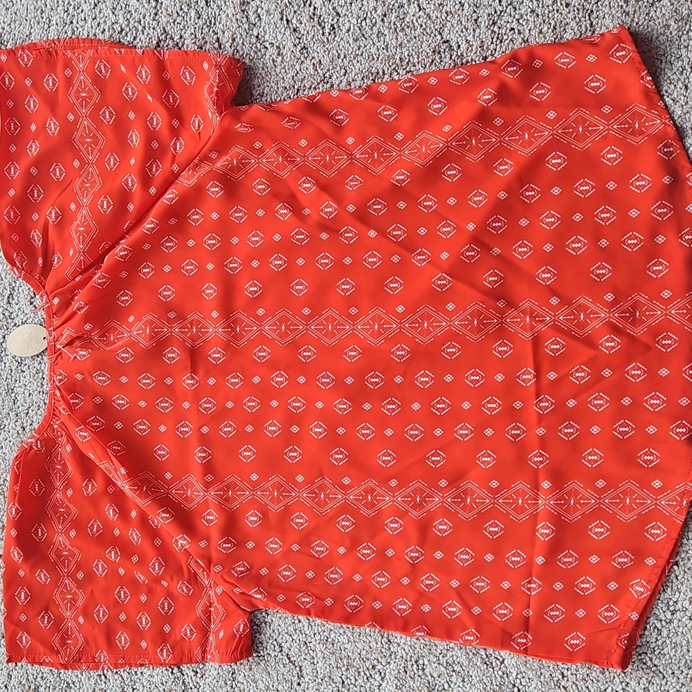 Red Geometric Pattern Blouse - Picture 3 of 3